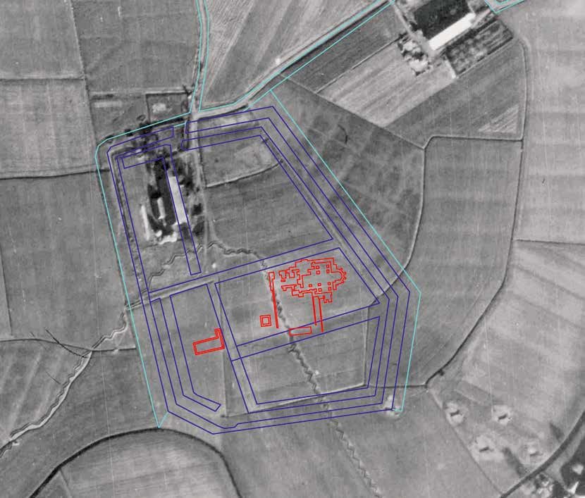 Een projectie van de contouren van de kerk en het kloosterterrein op een luchtfoto uit 1944. Ook de tankgracht is hierop te zien.